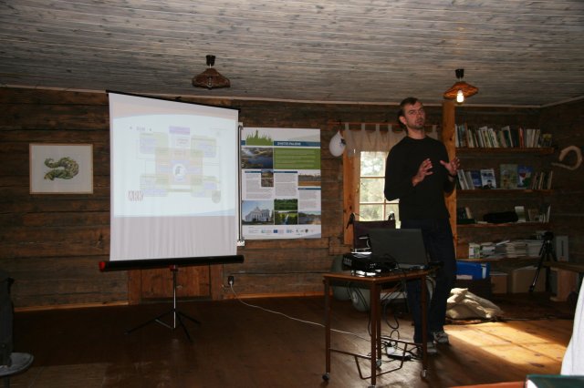LIFE projekta DVIETE vadītājs Edmunds Račinskis iepazīstina ar Dvietes palienes dabas parku un projektā plānoto. Foto: I.Priedniece.