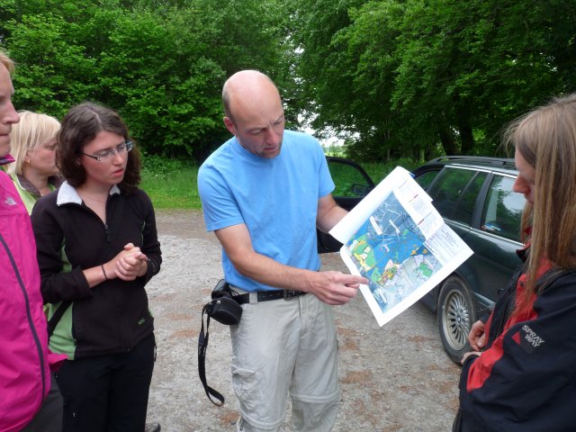 Dr. Manfreds Aletsee iepazīstina ar tā saucamo "Palsen" purvu atjaunošanu dabas parkā Hohes Venn, Interreg III projektā Heiden, Moore, Weisen". Foto: K.Lapiņš.